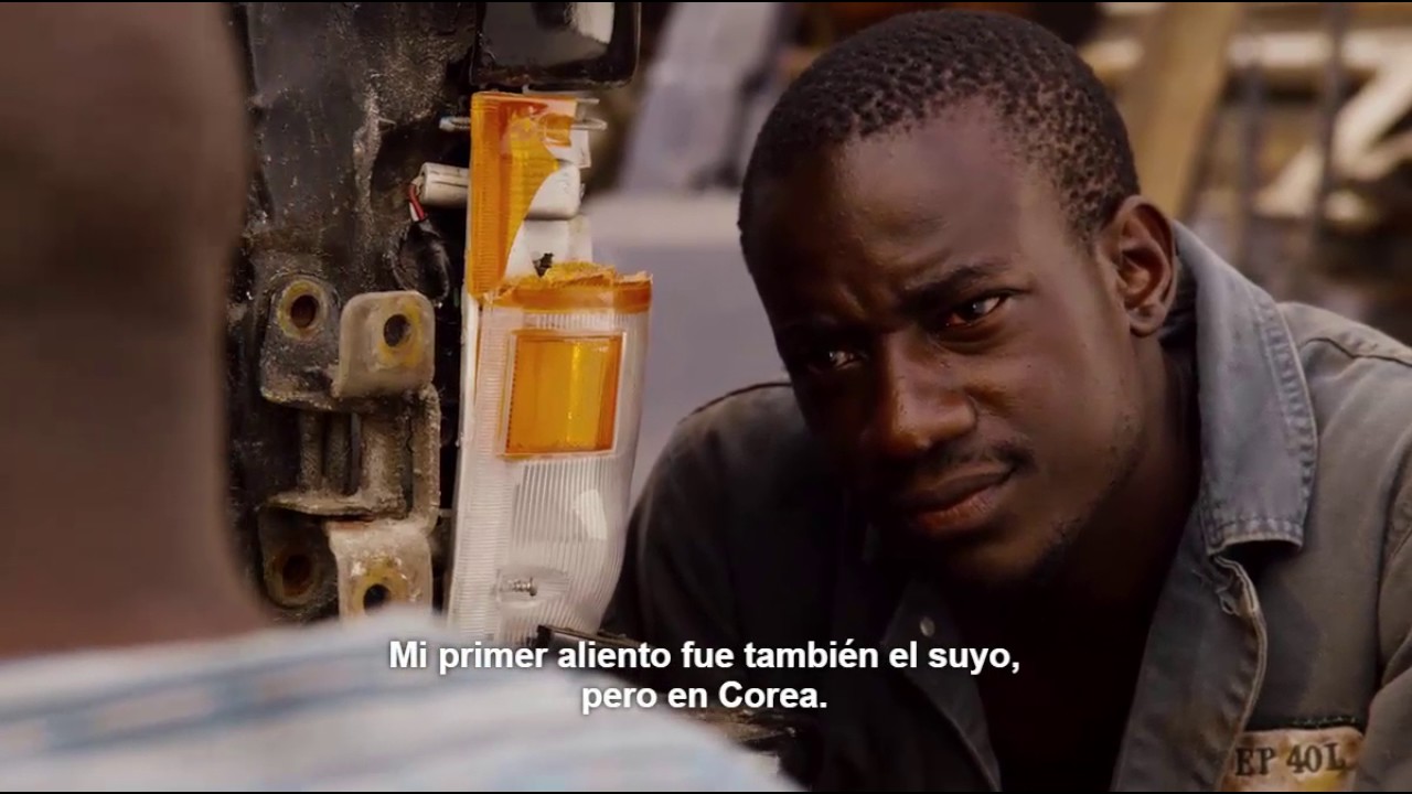 Capheus explicando a Jela sobre Sun - Sense8, sub espa&ntilde;ol