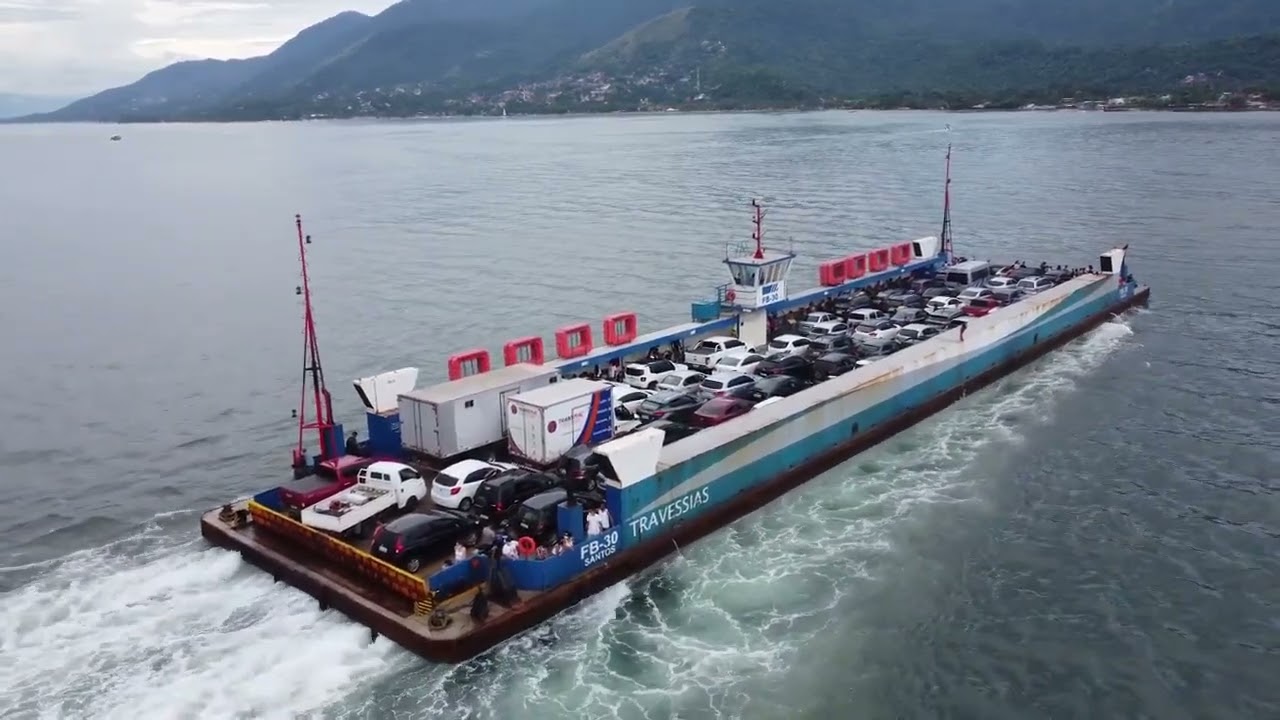 travessia da balsa entre S&atilde;o Sebasti&atilde;o e Ilhabela