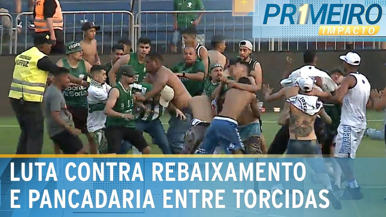 Torcedores de Cruzeiro e Coritiba invadem gramado e trocam agressões | Primeiro Impacto (13/11/23)