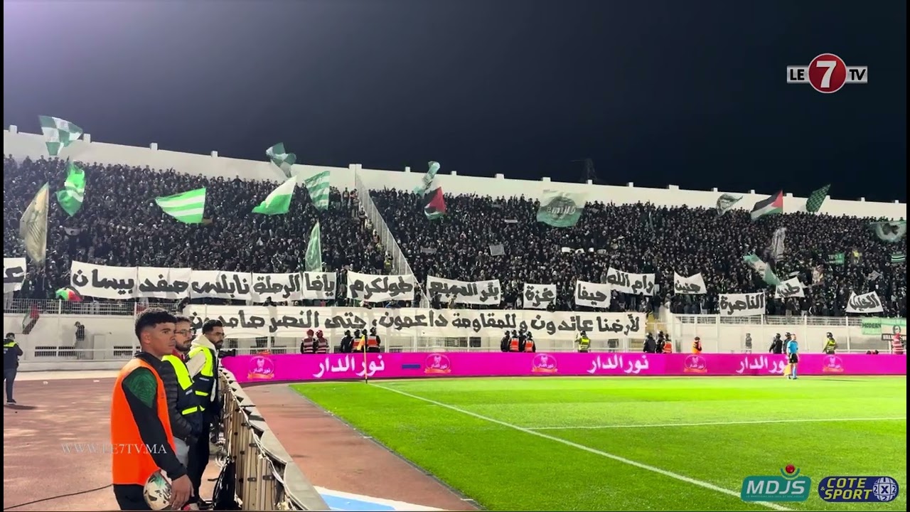 رجاوي فلسطيني تزلزل ملعب العربي الزاولي ورسائل تضامنية من جماهير الرجاء مع الشعب الفلسطيني