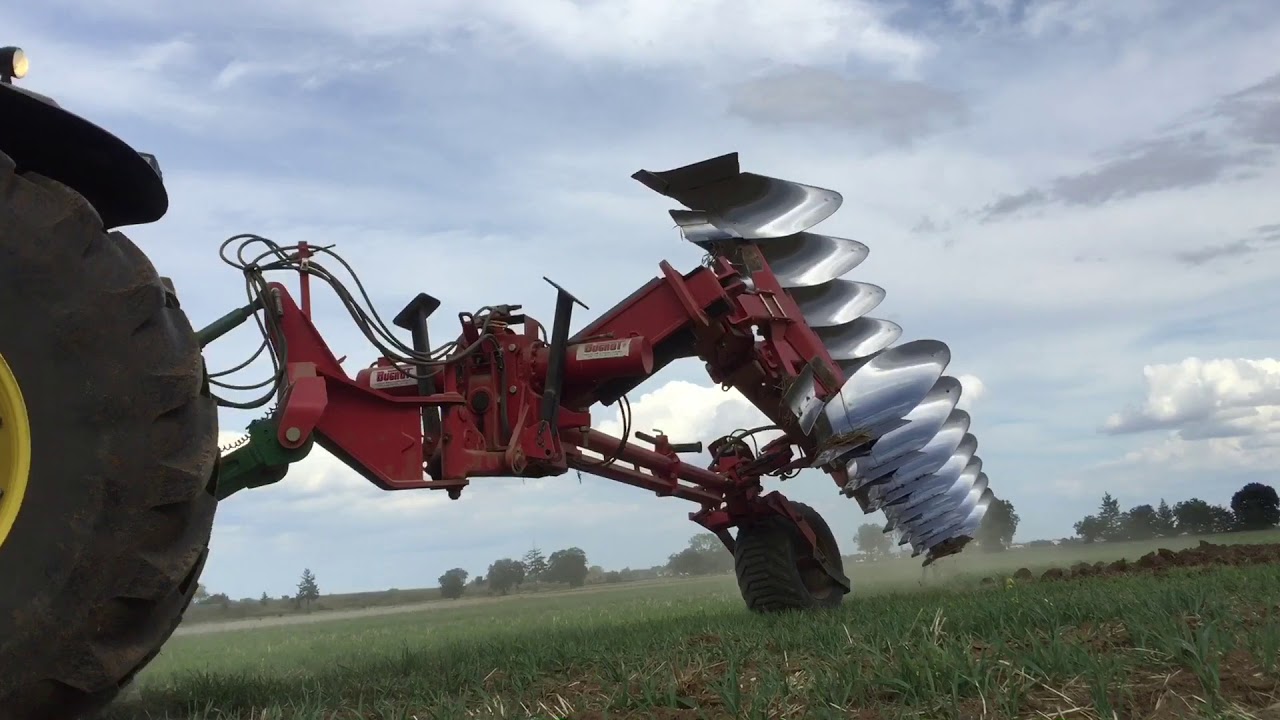 Labour avec John Deere 7230R et charrue Grégoire Besson 7 corps