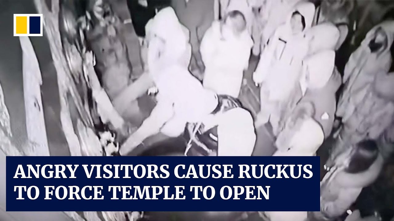 Angry visitors cause ruckus to force temple in China to open