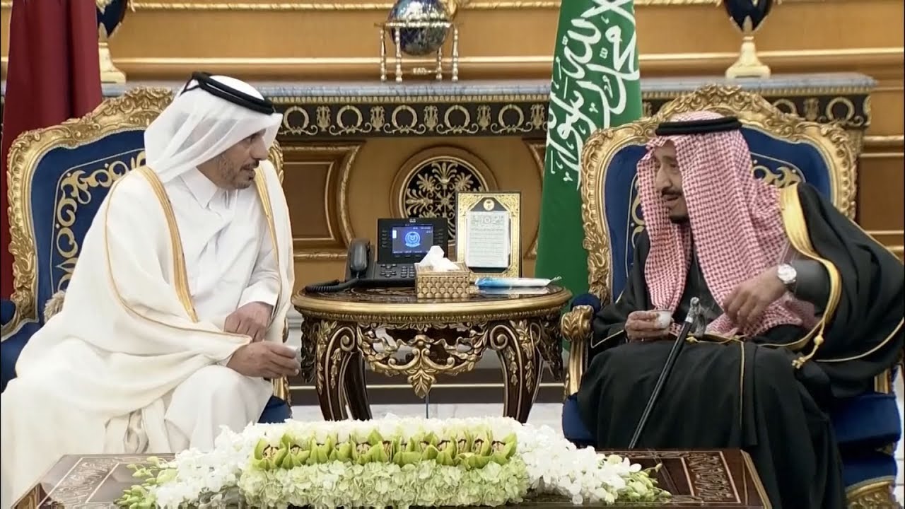 القمة الخليجية.. العاهل السعودي يستقبل رئيس مجلس الوزراء القطري