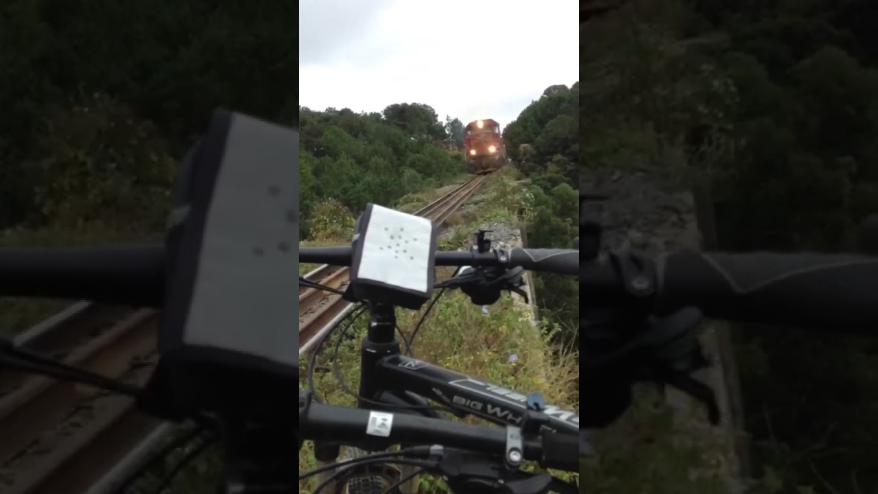 Ciclistas vacilam e bikes s&atilde;o atropeladas por trem