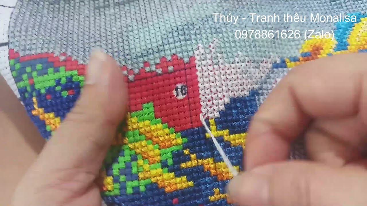 Thêu tranh không cần khung vẫn đều đẹp, mịn như nhung.