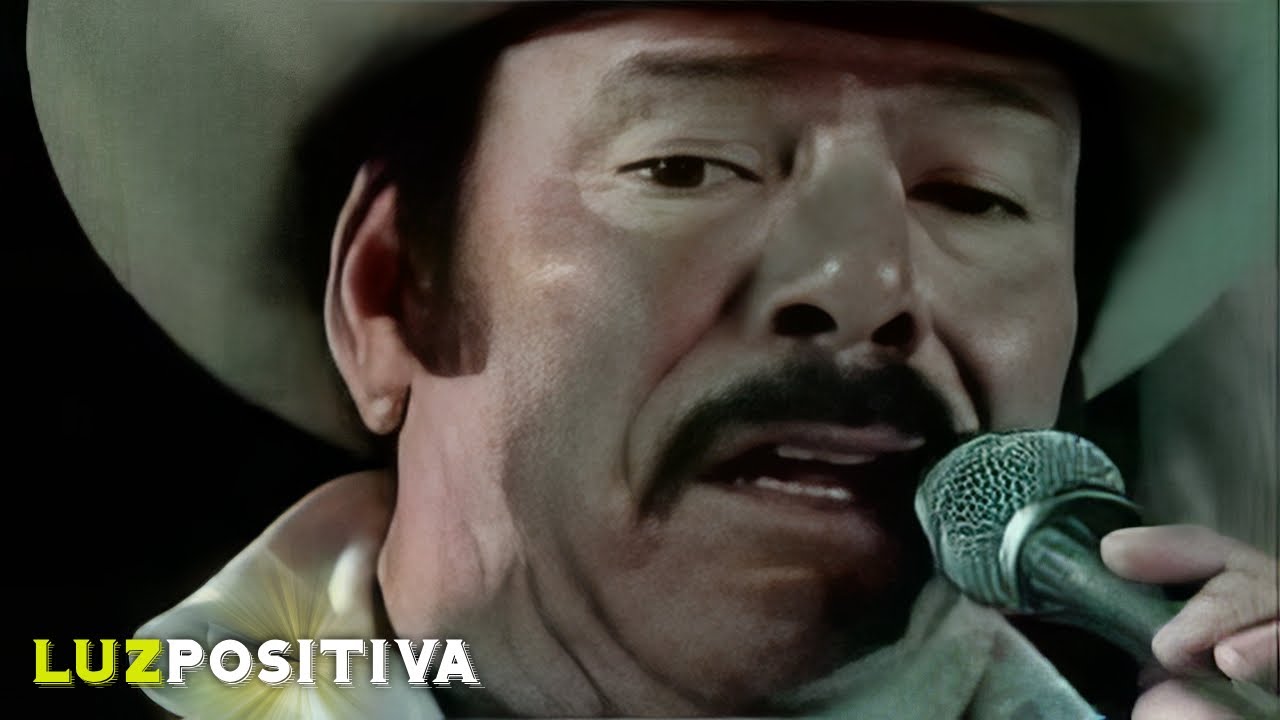 Lalo Mora - Bajo Mil Llaves (En Vivo)