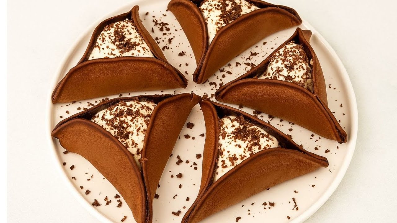 Delicious chocolate breakfast with CREAM cream/Chocolate pancakes