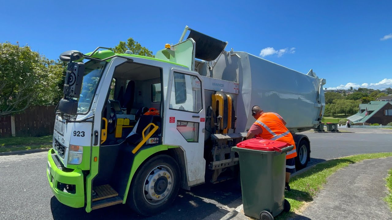 Auckland New Zealand Rubbish Truck, 923 Fuso Manco,