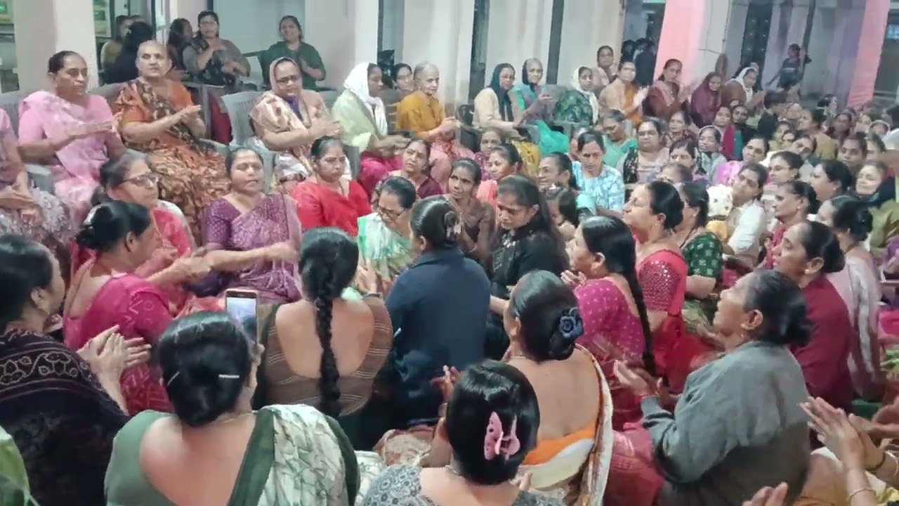 આ ઉત્સવ મા બેનુ નો એકવાર આનંદ જુવો કિર્તન મા ધુમ મચાવી ૧૦૮લોટા રાંદલ ના પારુલ બેન 👌(લખેલુ છે)