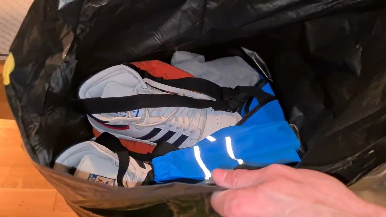 Nicht mehr gebrauchte Kleider und Schuhe (Kinderkleider) im Sperrmüll entsorgt