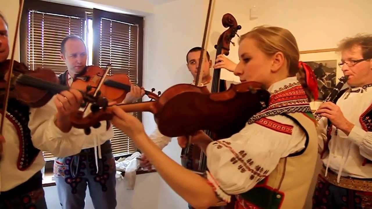 Horňácka muzika Miroslava Minkse 2013: příjemná atmosféra vernisáže ve Veselí nad Moravou