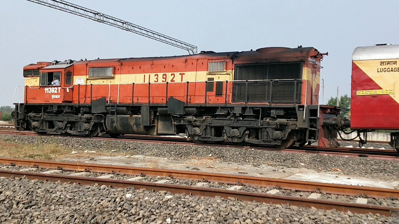 07773 Purna - Akola Passenger Train Arriving Akola Junction Platform No. 5.