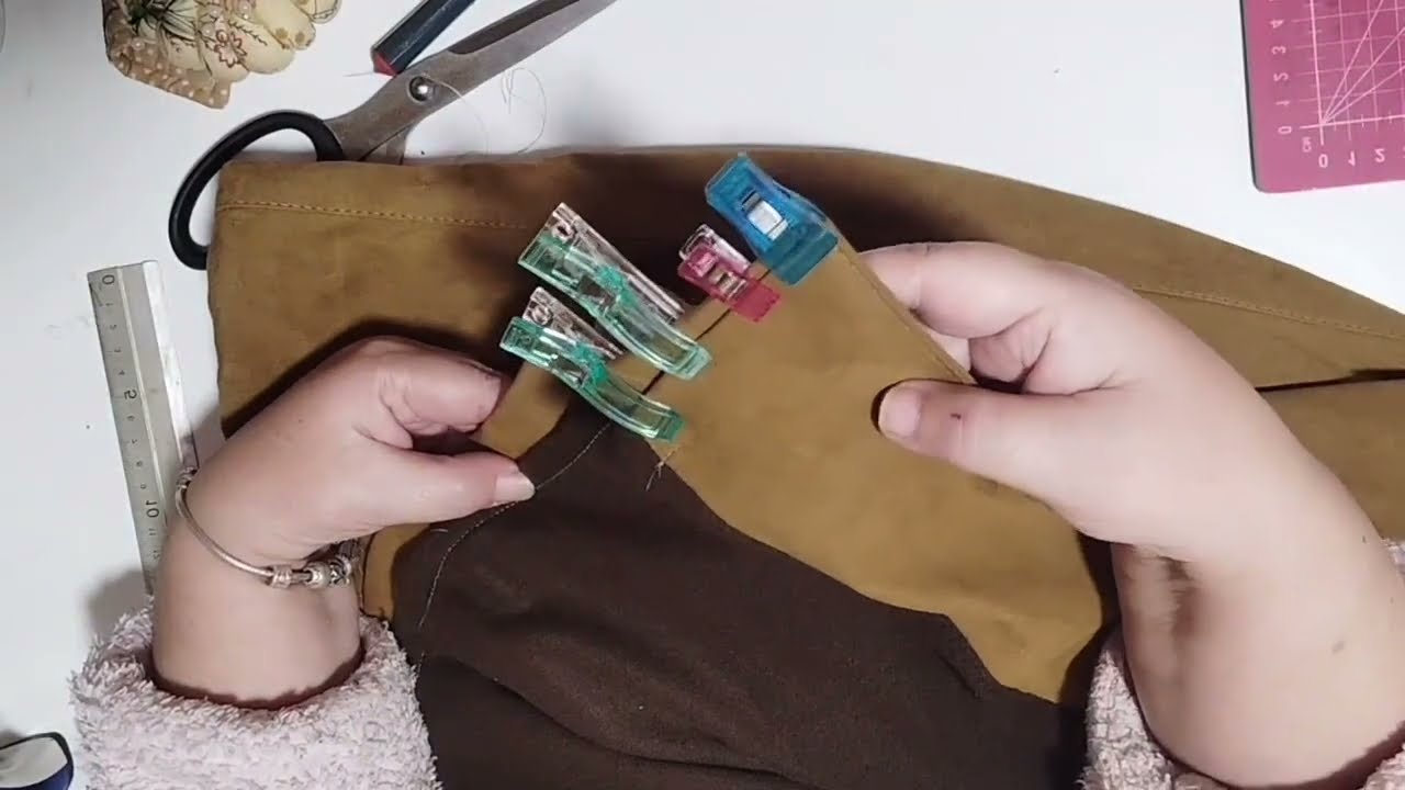 Cojer bajo de un abrigo de ante