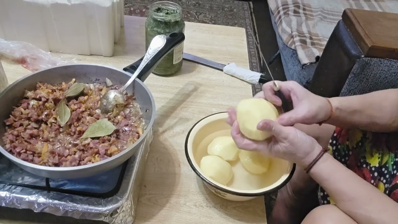 2ч фкусная минутка-пицца,  сосиски в тесте, гороховый суп со шкварками и колбасой 