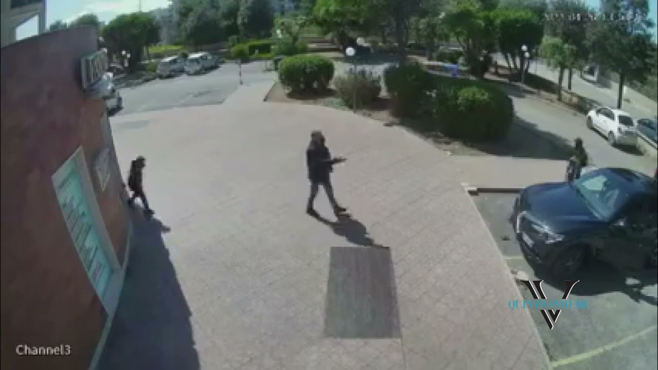 Bisceglie, rubano l'auto sotto gli occhi del proprietario: ladri ripresi dalle telecamere