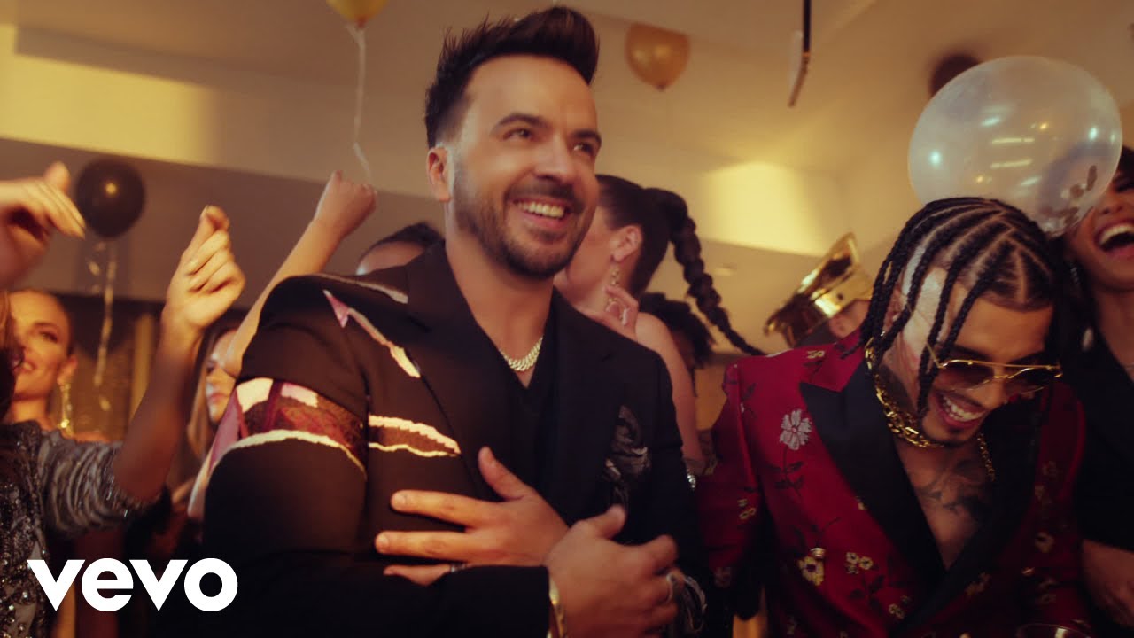 Luis Fonsi, Rauw Alejandro - Vac&iacute;o (Official Video)