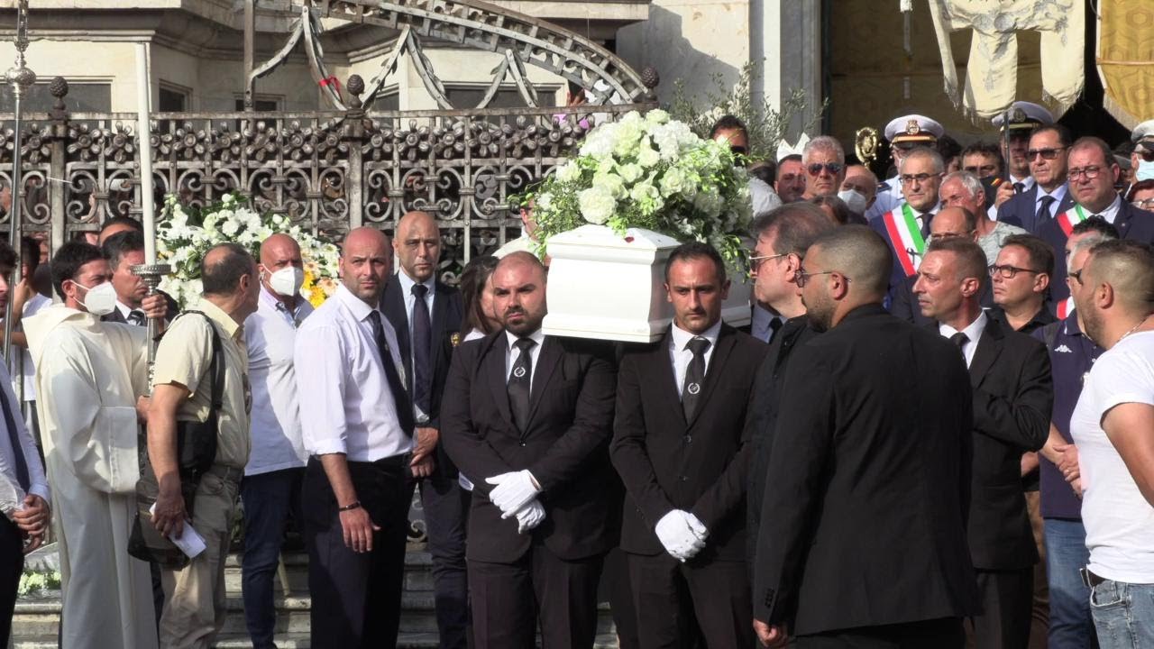 L'ultimo addio alla piccola Elena, ai funerali la folla prega e grida 'vergogna'