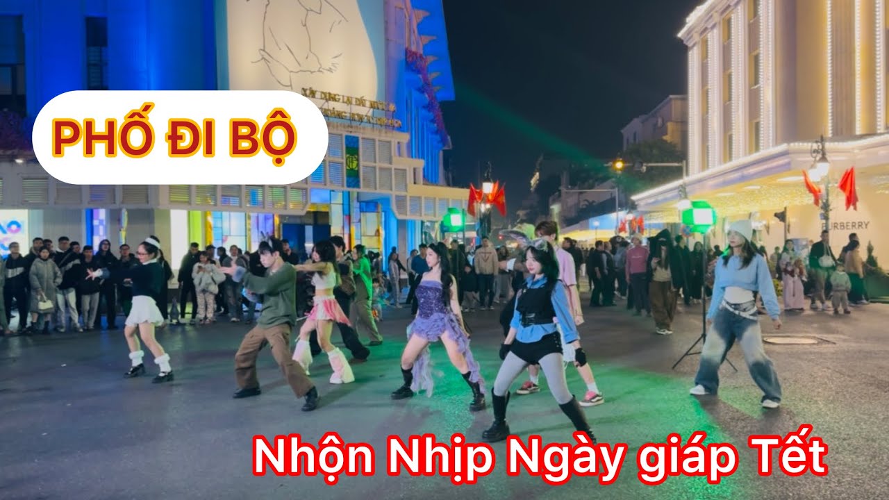 Phố đi bộ rất đông người ngày giáp Tết. 