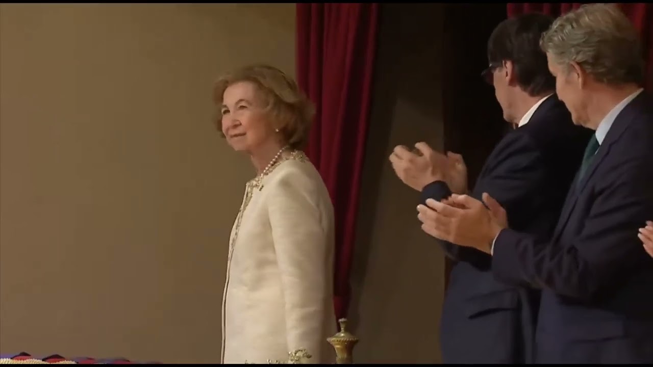Ovaci&oacute;n a la Reina Sof&iacute;a en los premios Princesa De Asturias