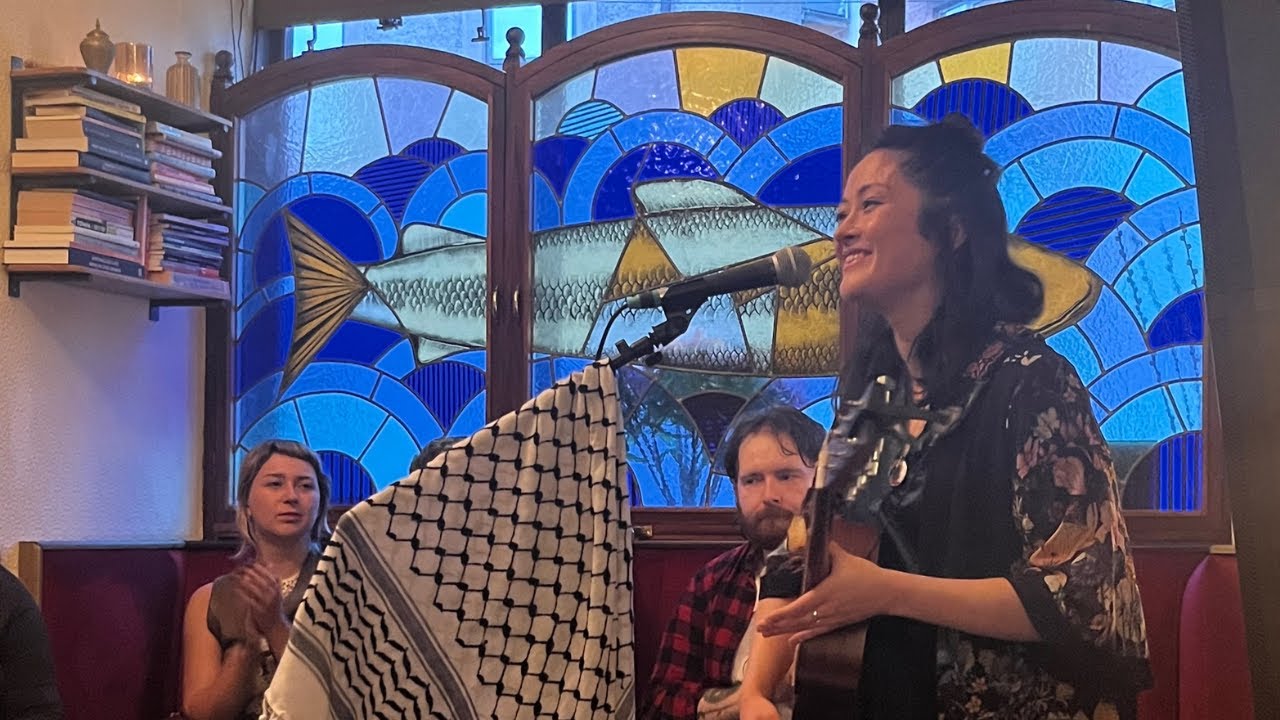 Amano - Sakura, Cailín Deas Crúite na mBó - Live at Maureen's