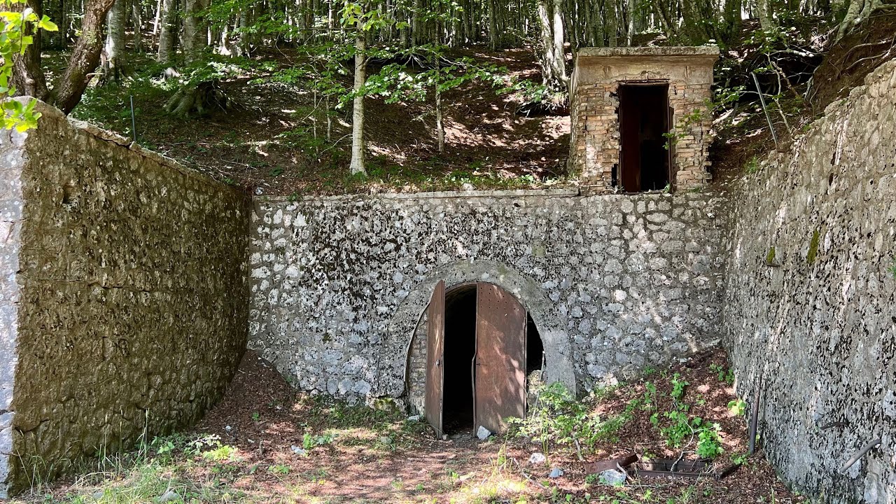 Sono andato ad esplorare la ex base NATO sotterranea di Monte Vergine. Non adatto ai claustrofobici!