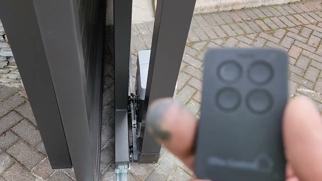 Telescopic gate. 100Mm Slat with 20mm gap. Beninca motor and long range remotes.