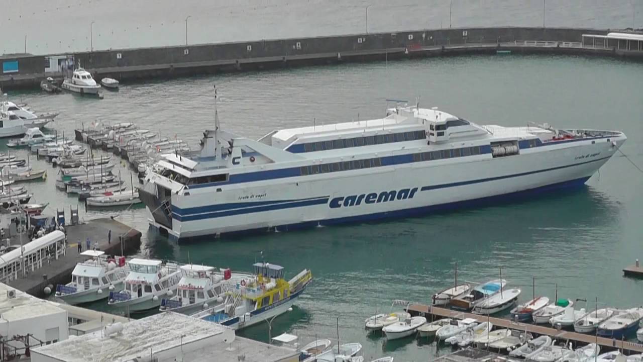Portellone bloccato della nave Caremar: passeggeri 