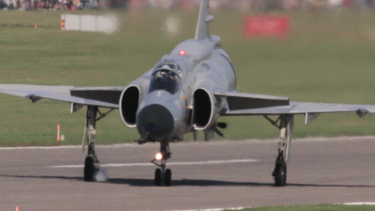 Saab AJS-37 Viggen thrust reverser landing, hard breaking with locked wheels. And a short take off.
