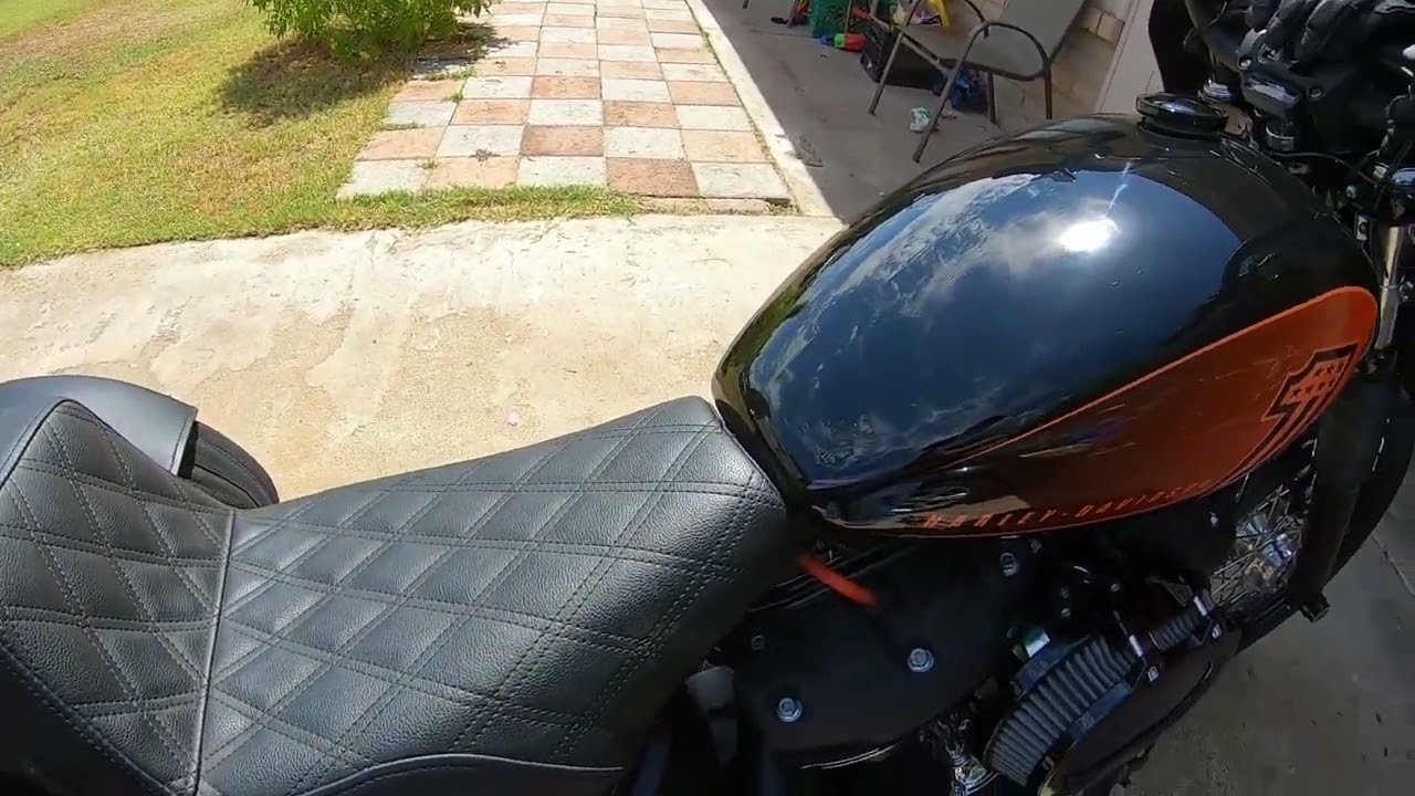 M8 Street Bob  seat comparison - Saddlemen LS set up Vs LePera Kick flip