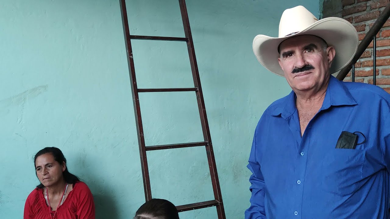 Estamos con Martín el Semental de Cotija le llevamos unas papas @cotidiano399