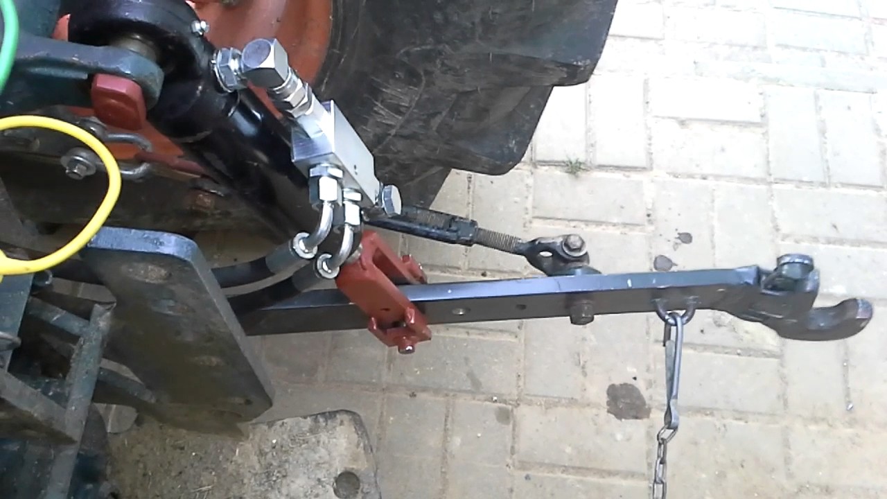 Zamek hydrauliczny na siłowniku prawego wieszaka Kubota L4150D