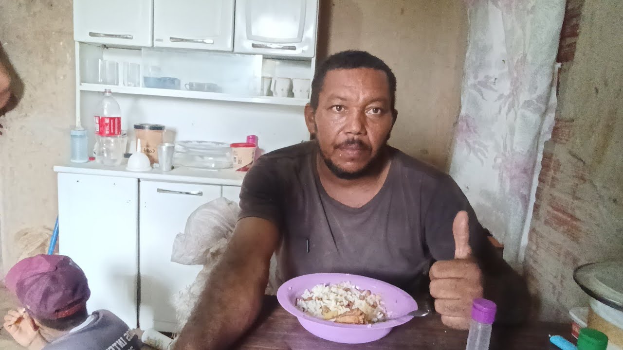 ALMOÇANDO 