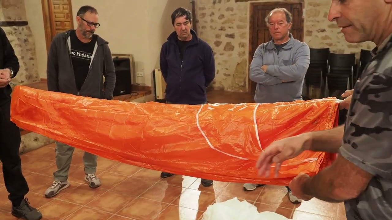 Taller de plegado de paracaídas de emergencia. Club Vuelo Libre Arcones