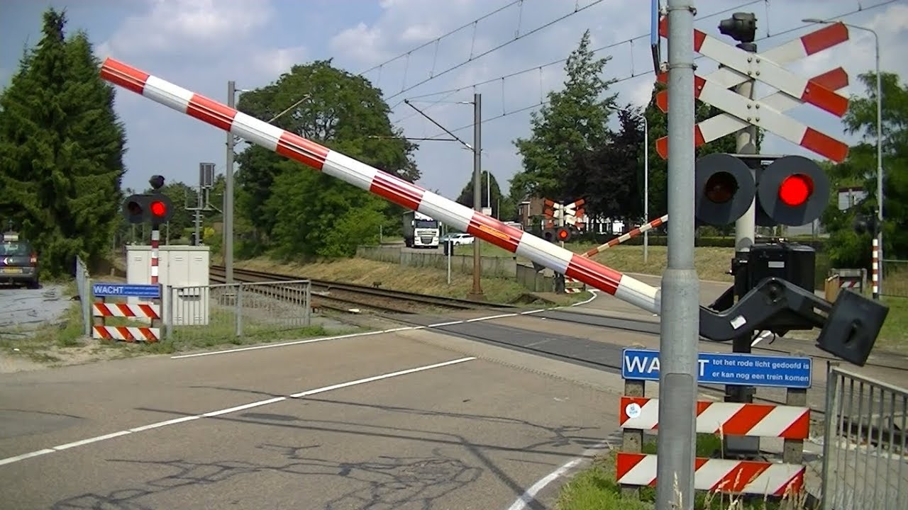 Spoorwegovergang Venlo // Dutch railroad crossing