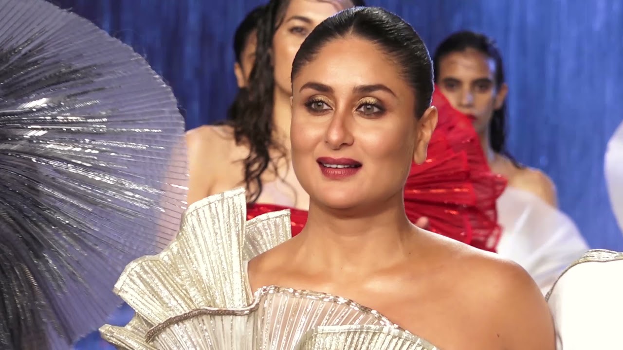 Kareena Kapoor Ramp Walks Grand Finale Lakme Fashion Week 2021 Bollywood News, Gossip, Events