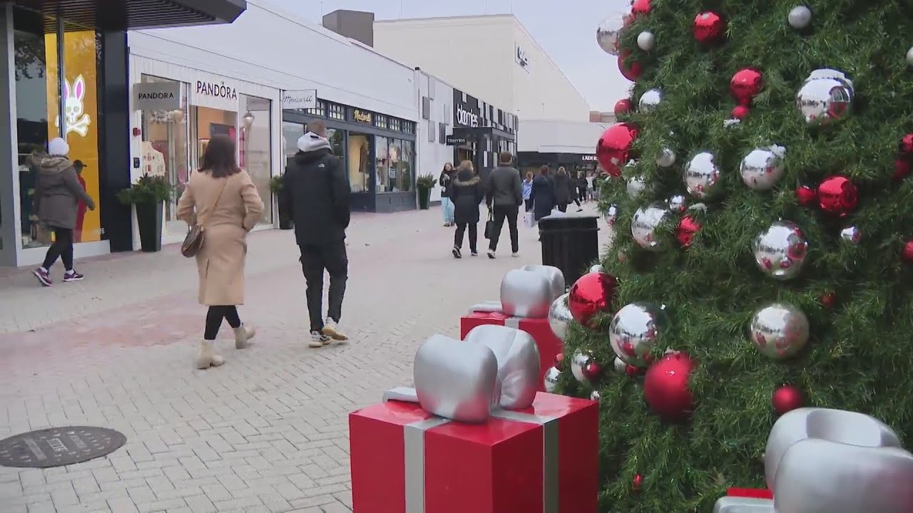 Skokie's Westfield Old Orchard Mall buzzing with last-minute holiday shoppers