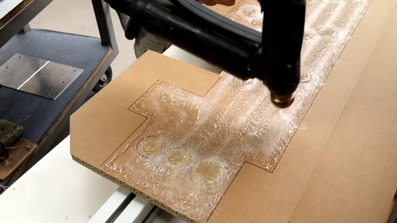 Système de dépose de collage hotmelt pour coller de la mousse de calage sur du carton