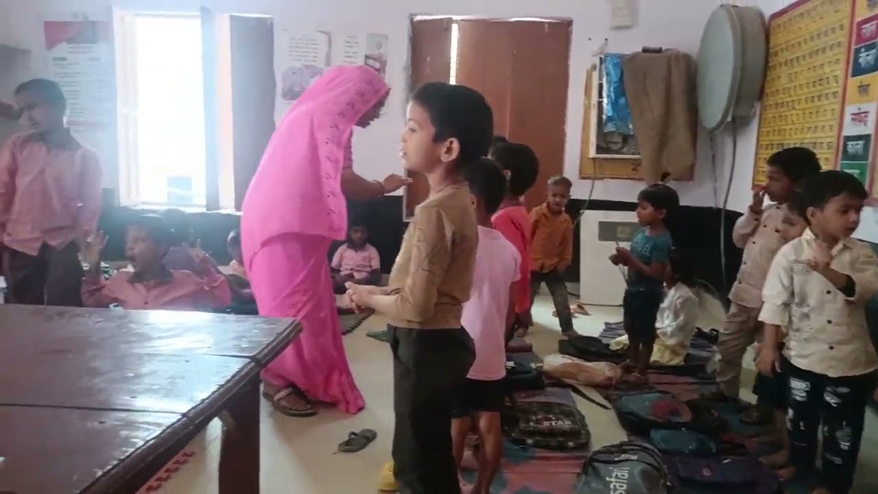 बच्चों को पढ़ाते हुए###टैग 