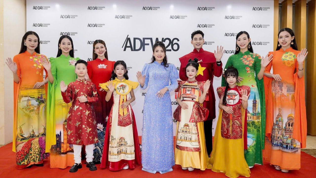 Model Hoàng Nam Anh theo chân Ms Hoàng Ly Designer buổi họp báo Áo Dài Fashion Week/ Tháng 2, 2026.