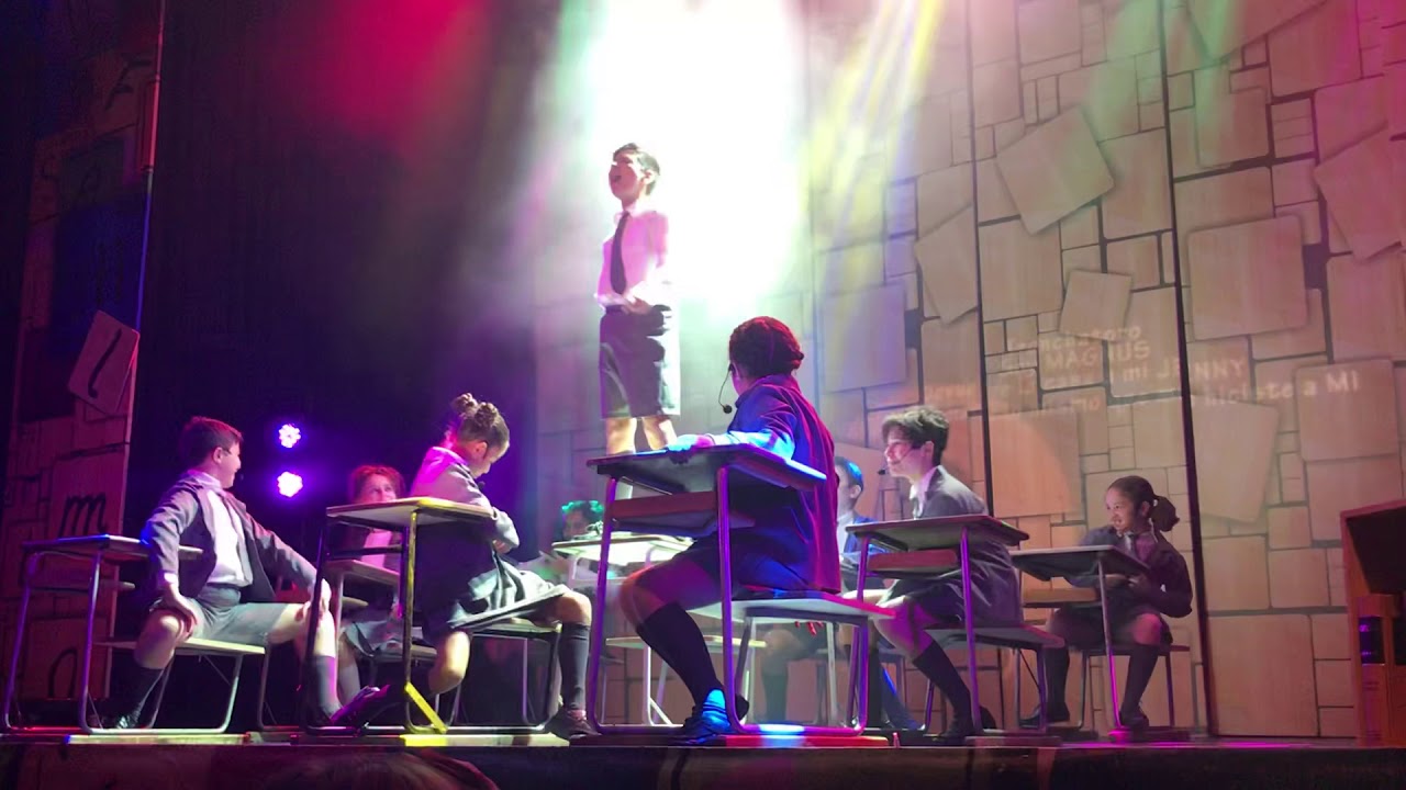 “Revoltoso niño” (Revolting Children) - “Matilda el Musical” Uruguay