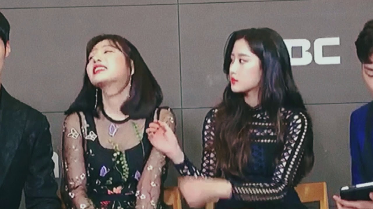 Joy (조이) & Moon Gayoung (문가영) - Cute moment 💕