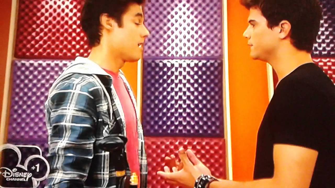 Diego canta euforia e discute con Leon ( ep.23 )