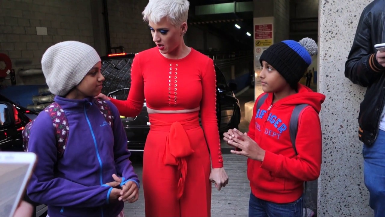 Katy perry meets fans outside her hotel in Sydney, Australia