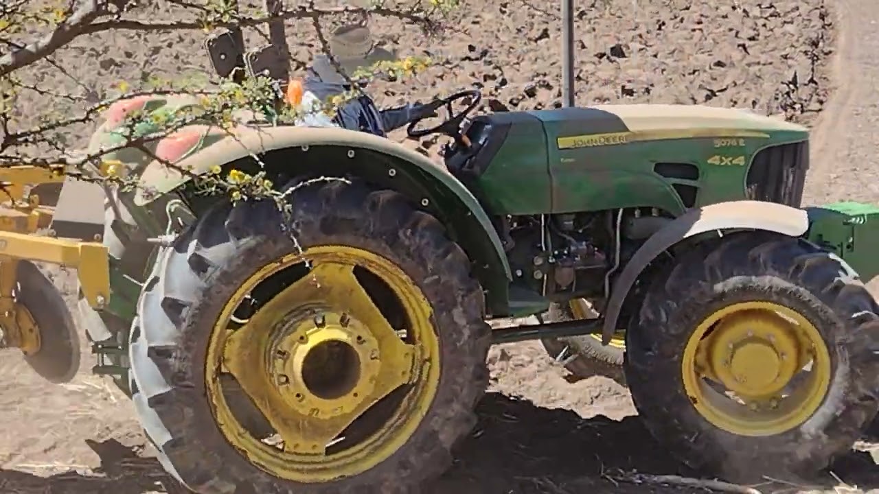 tractor John Deere 5076 con arado Kimball de 4 discos