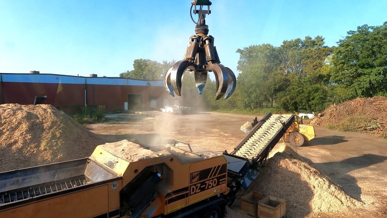 Sennebogen Pov loading Doppstadt DZ750 Shredder! #excavator #sennebogen #construction