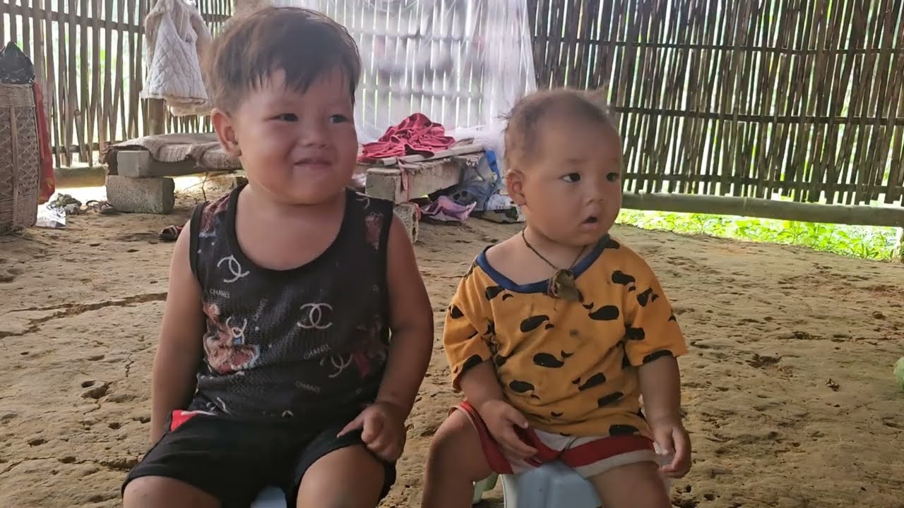 The neighbor's children looked down on the single mother,saying she didn't have a father