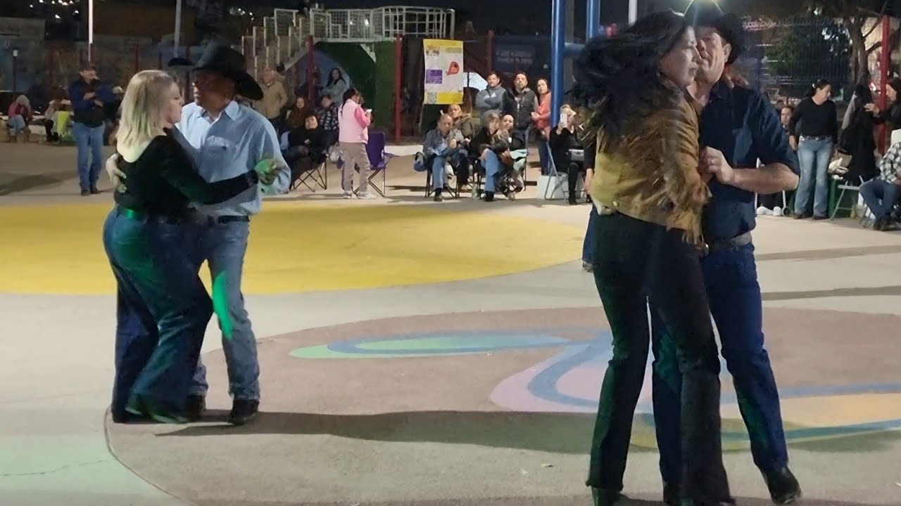 CHIHUAHUA BAILANDO OFFICIAL está en vivo