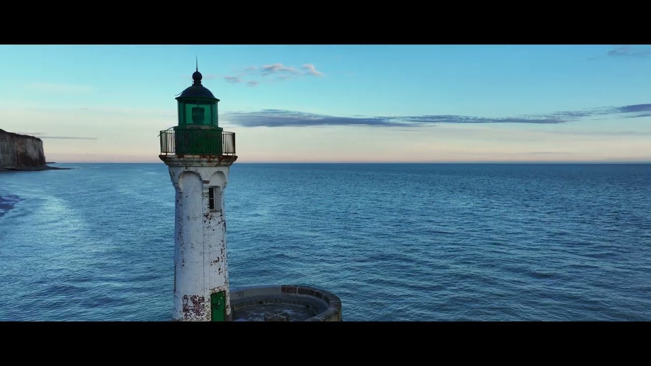 NORMANDIE - Saint Valery en Caux au lever du soleil - AERIAL FOOTAGE - Drone 4K - SUNRISE