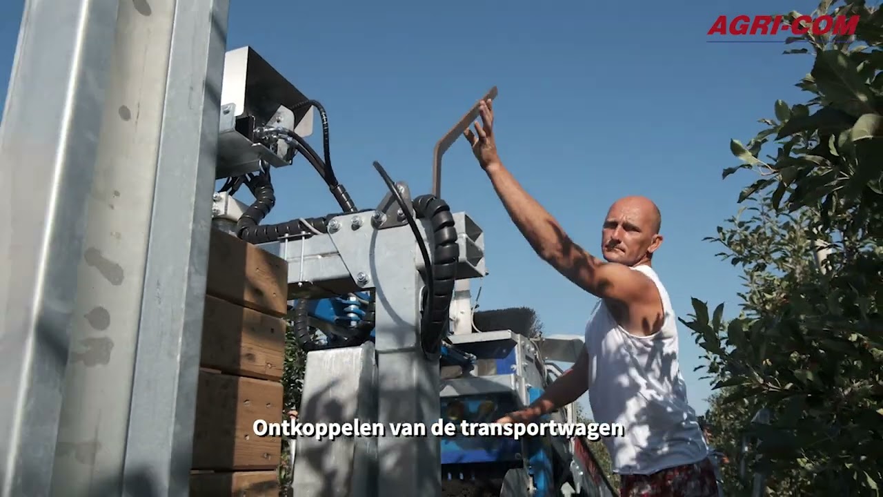 Plukmachine Pluto met kistenwagen