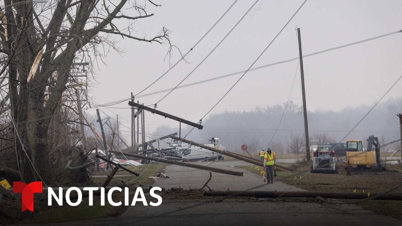 Tornados dejan severas afectaciones y más de 40,000 usuarios sin electricidad | Noticias Telemundo